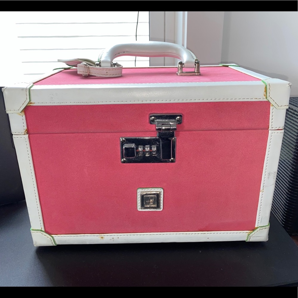 Travel cosmetic case pink DVF very good condition